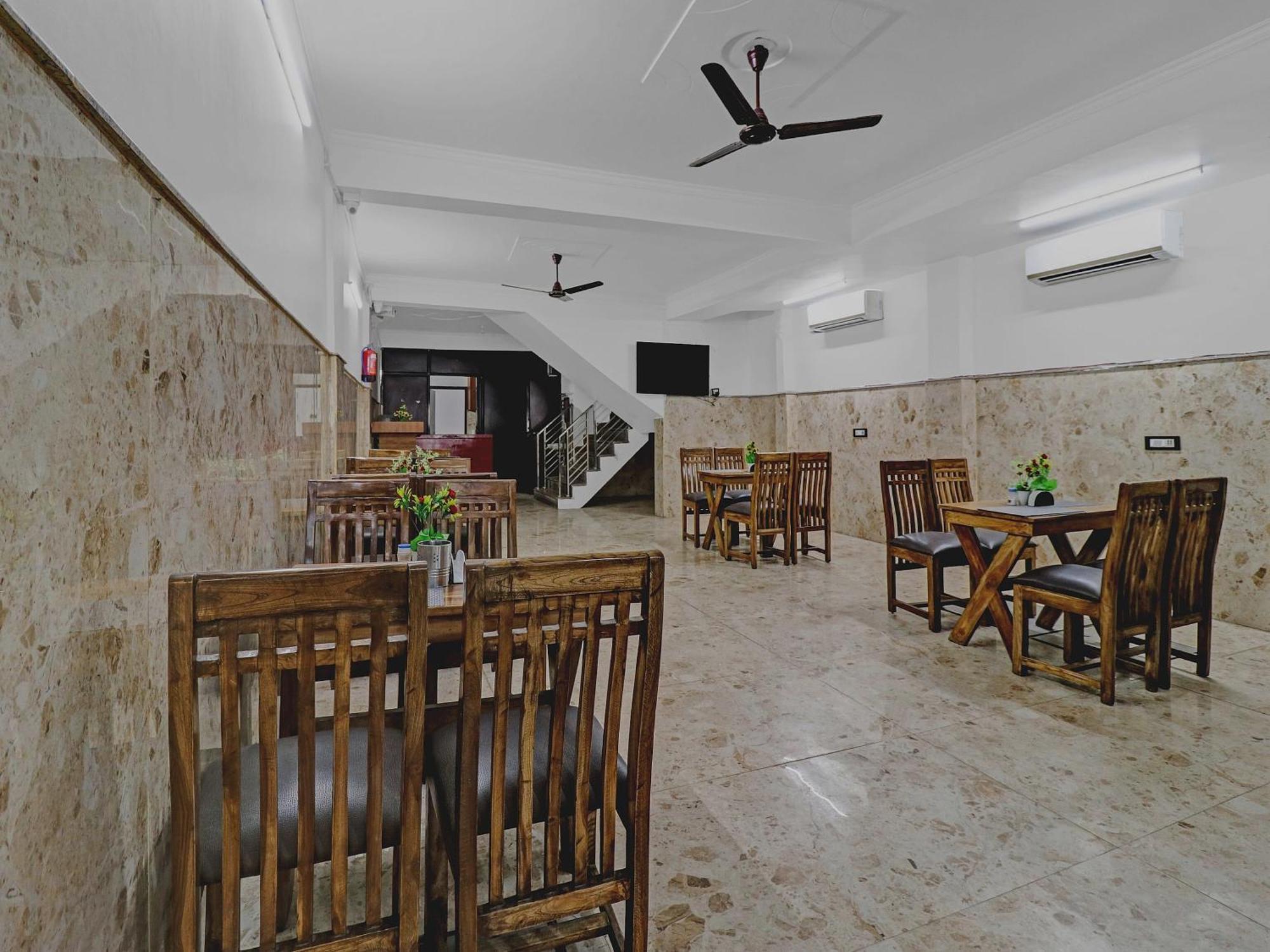 Hotel O Bharat Stay Near Indira Gandhi International Airport New Delhi Bagian luar foto
